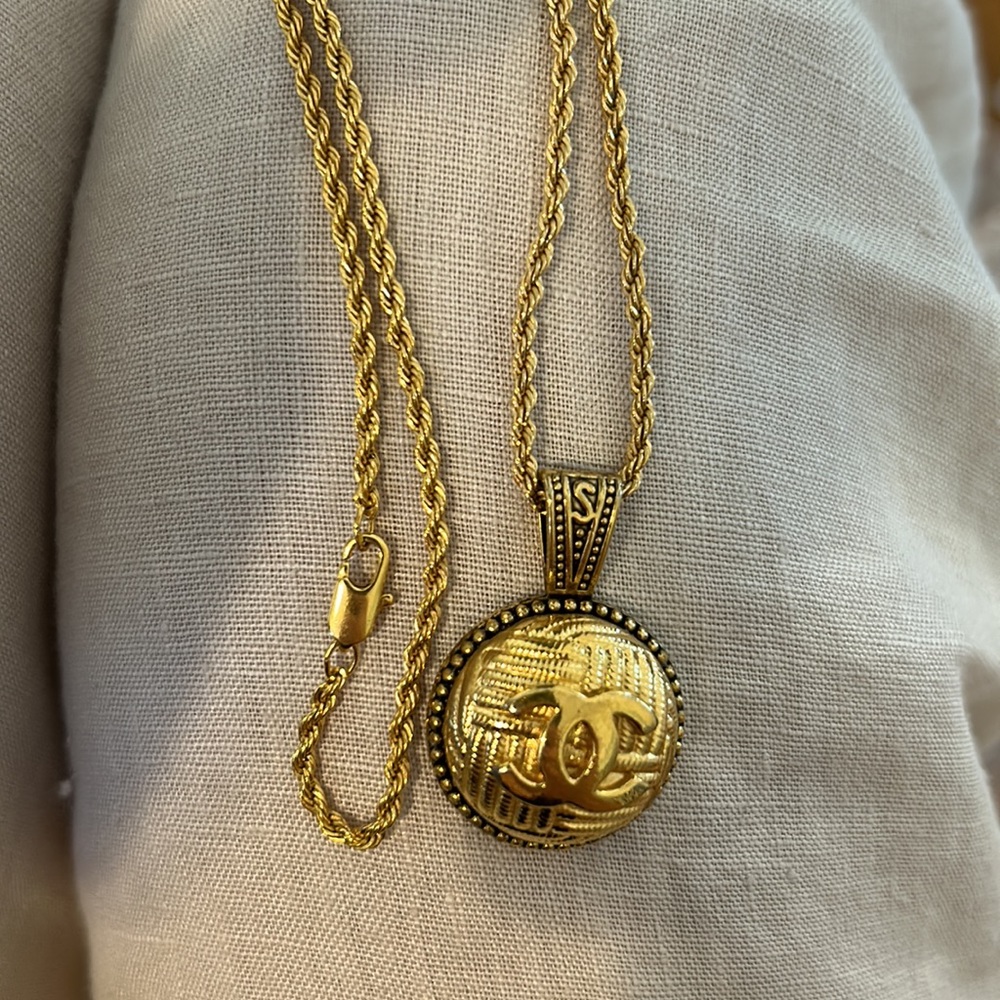 Gold chanel button necklace